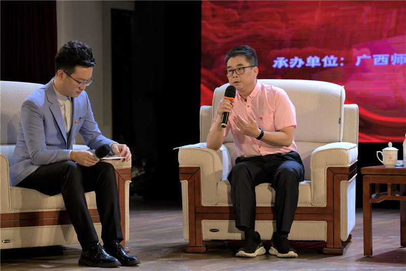 4《新時(shí)代的青春之歌黃文秀》的作者，廣西文聯(lián)秘書(shū)長(cháng)兼廣西戲劇家協(xié)會(huì )常務(wù)副主席林超俊做分享.jpg