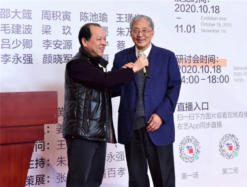 6桂林市美術(shù)家協(xié)會(huì )名譽(yù)主席、廣西師范大學(xué)原副校長(cháng)白曉軍與南京藝術(shù)學(xué)院教授、博士生導師周積寅共同宣布畫(huà)展開(kāi)幕（廖茹畫(huà)  攝）  .jpg