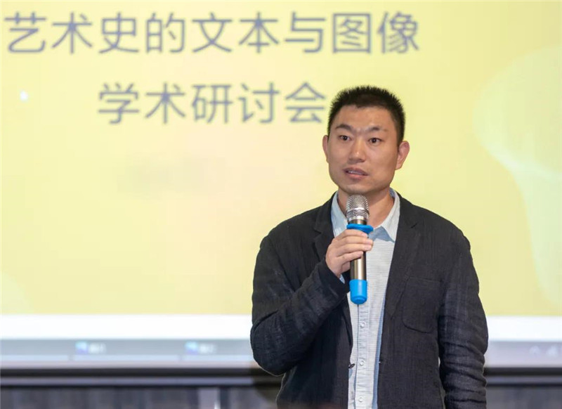18廣西藝術(shù)學(xué)院教授、中國美術(shù)家協(xié)會(huì )美術(shù)理論委員會(huì )委員李永強主持學(xué)術(shù)研討會(huì )并作題為《再論徐悲鴻的中國畫(huà)收藏》的發(fā)言（黃珊虎 攝）.jpg