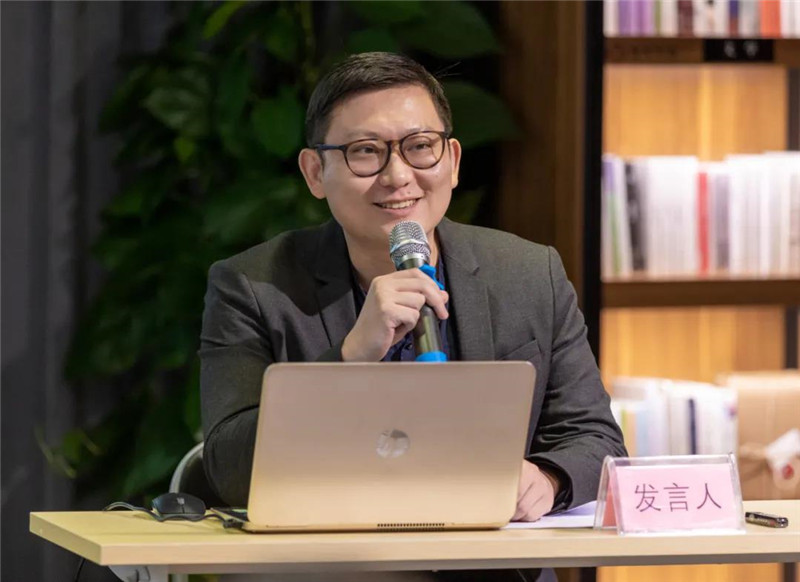 21廣州美術(shù)學(xué)院中國畫(huà)學(xué)院嶺南畫(huà)派研究中心主任、助理研究員王艾作題為《鷺之意味：陳文希創(chuàng  )作中的離散因素——兼談粵籍藝術(shù)家在東南亞地區的現代主義實(shí)踐》的發(fā)言（黃珊虎 攝）.jpg