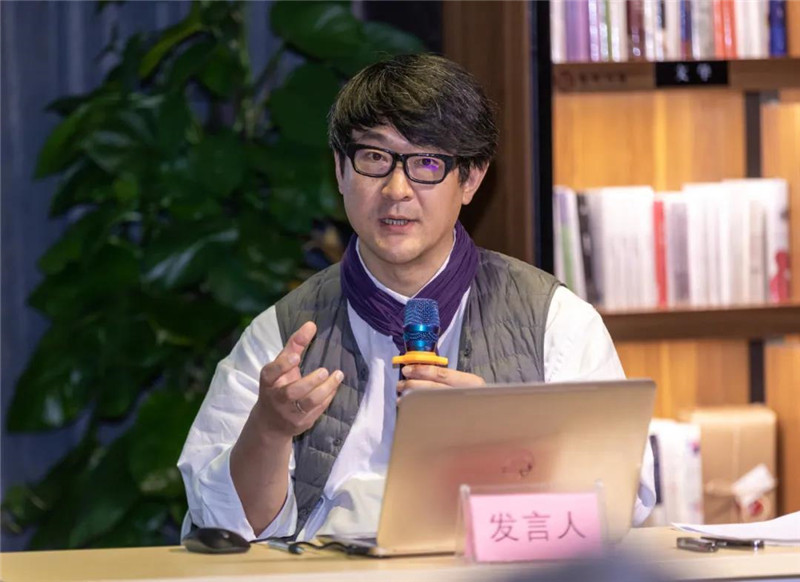 26中央美術(shù)學(xué)院美術(shù)館學(xué)術(shù)部副主任、副研究員蔡萌作題為《業(yè)余與自?shī)剩簻\談文人畫(huà)中的兩種狀態(tài)》的發(fā)言（黃珊虎 攝）.jpg