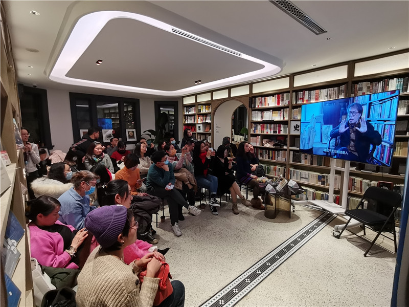 讀者觀(guān)看紀錄片《書(shū)房里的世界觀(guān)》1.jpg
