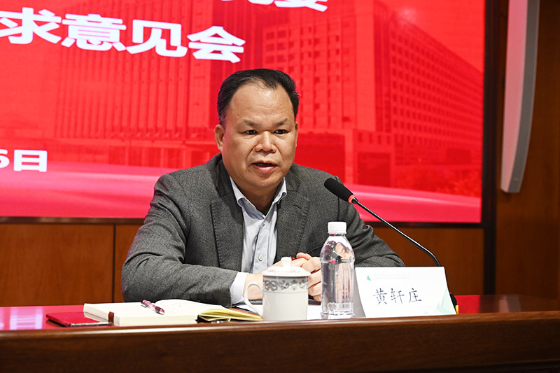 3.出版社集團黨委書(shū)記、董事長(cháng)黃軒莊作表態(tài)講話(huà).JPG