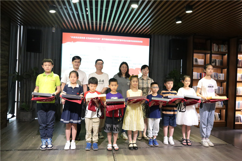 共青團桂林市委少年部部長(cháng) 胡限（第二排右二）、桂林市教育局辦公室副主任陳婷（第二排右一）、廣西師范大學(xué)出版社集團副總裁施東毅（第二排左一）為大賽三等獎家庭代表頒獎.jpg