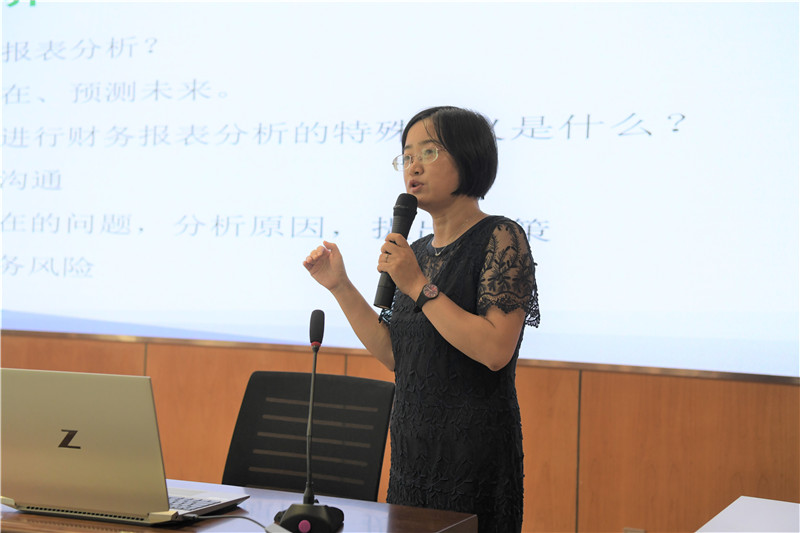 蘇毓敏進(jìn)行講座.jpg 蘇毓敏進(jìn)行講座.jpg