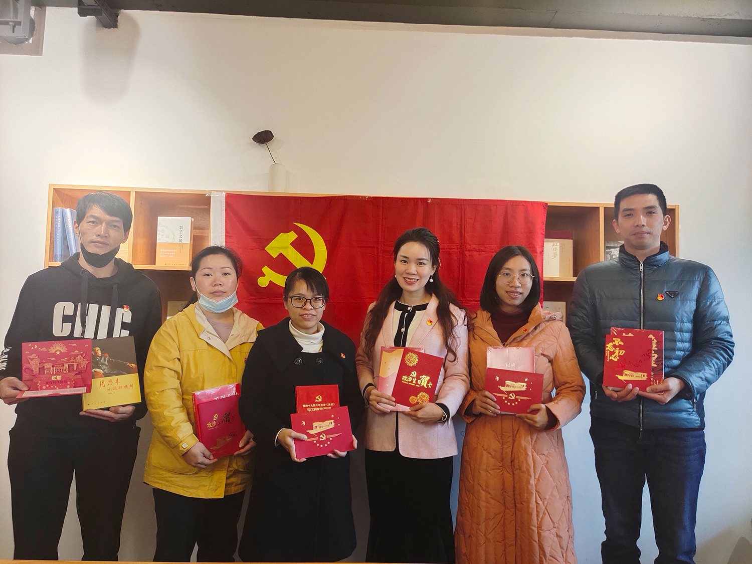 獨秀書(shū)房黨支部集體過(guò)“政治生日”.jpg 獨秀書(shū)房黨支部集體過(guò)“政治生日”.jpg