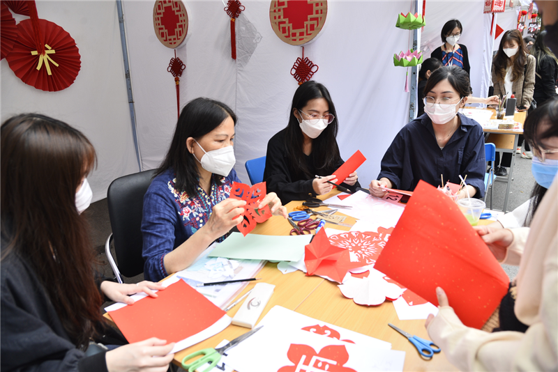 中國文化體驗活動(dòng)在獨秀書(shū)房·越南河內大學(xué)孔院店門(mén)前舉行 (2).png