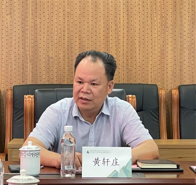 集團公司黨委書(shū)記、董事長(cháng)黃軒莊介紹集團公司情況 李天皓 攝.jpg