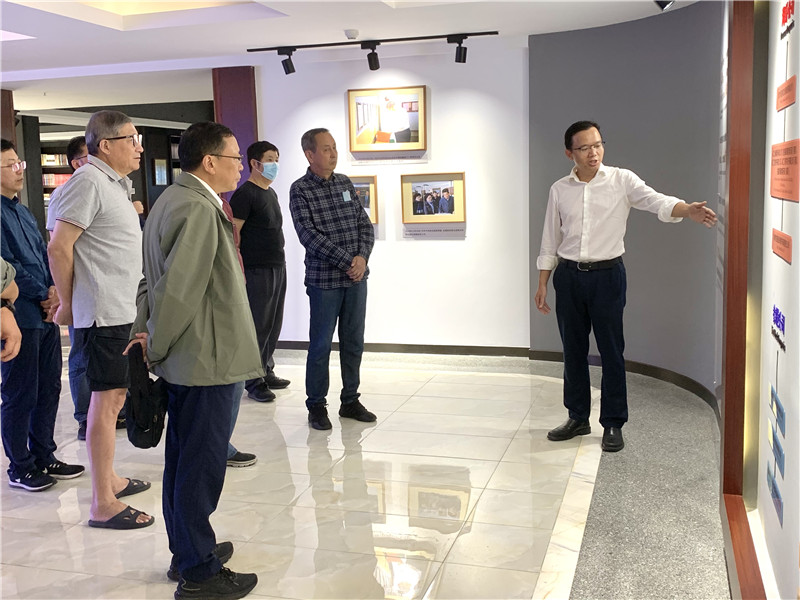 卜憲群一行聽(tīng)取集團公司發(fā)展情況匯報 熊文楷 攝.jpg 卜憲群一行聽(tīng)取集團公司發(fā)展情況匯報 熊文楷 攝.jpg