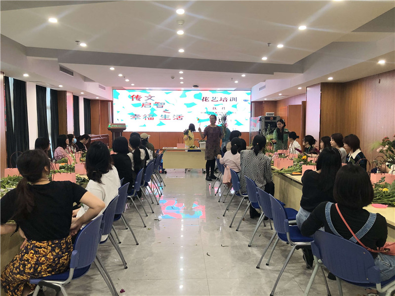 花藝課現場(chǎng).jpg 花藝課現場(chǎng).jpg