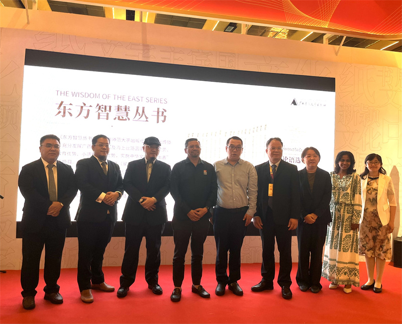 與馬來(lái)西亞教育部國家圖書(shū)委員會(huì )主席莫哈末·柯海爾·瓦迪隆先生（左四）、中宣部進(jìn)出口管理局有關(guān)同志等嘉賓在《東方智慧叢書(shū)》宣介會(huì )上合影.jpg