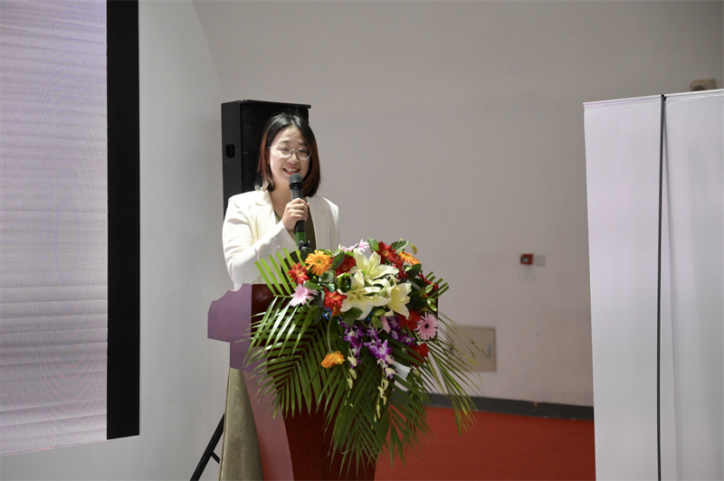 推薦會(huì )現場(chǎng)，張笑塵女士介紹藝術(shù)之橋空間情況.jpg