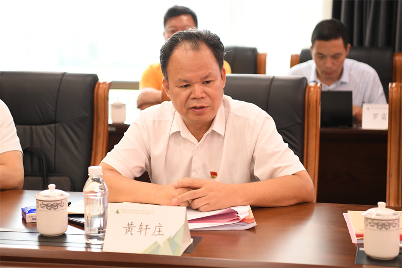 3.集團公司黨委書(shū)記、董事長(cháng)黃軒莊代表領(lǐng)導班子作對照檢查發(fā)言 李顯楊攝.jpg