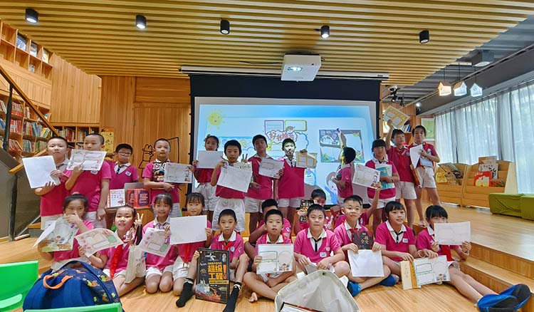 同學(xué)們展示閱讀小報  蔣琦莉攝.jpg