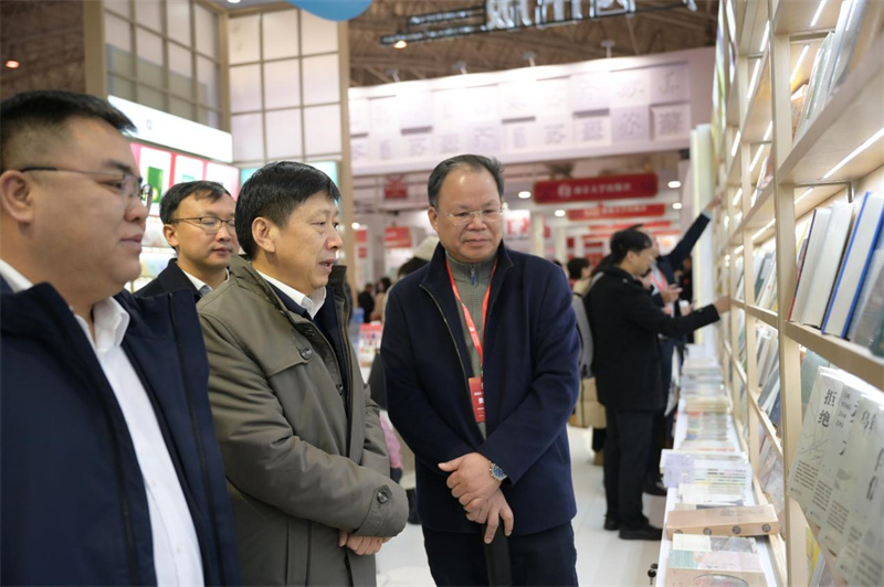 自治區黨委宣傳部副部長(cháng)利來(lái)友(中)視察集團公司展位 秦念 攝.jpg 自治區黨委宣傳部副部長(cháng)利來(lái)友(中)視察集團公司展位 秦念 攝.jpg