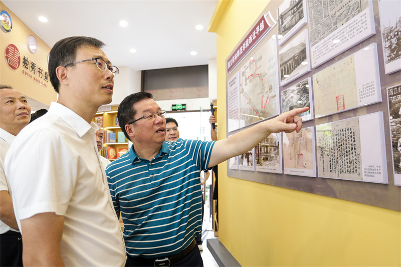7.夏世飛（左）、賀祖斌（右）在歷史文化墻前參觀(guān).jpg