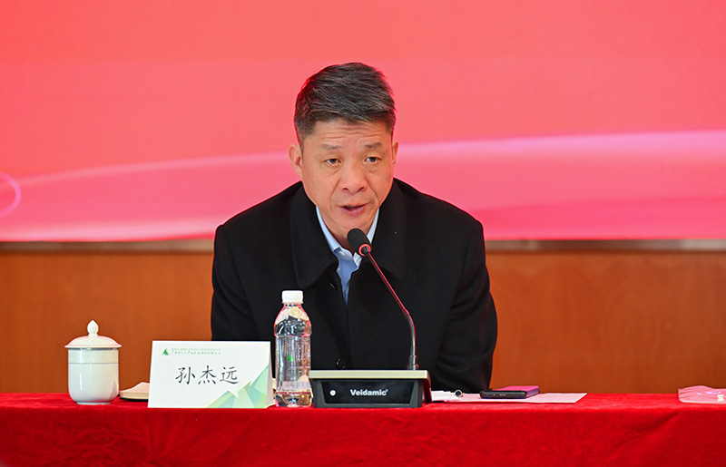 4.校黨委副書(shū)記、校長(cháng)，校出版編審委員會(huì )主任委員孫杰遠主持會(huì )議.jpg