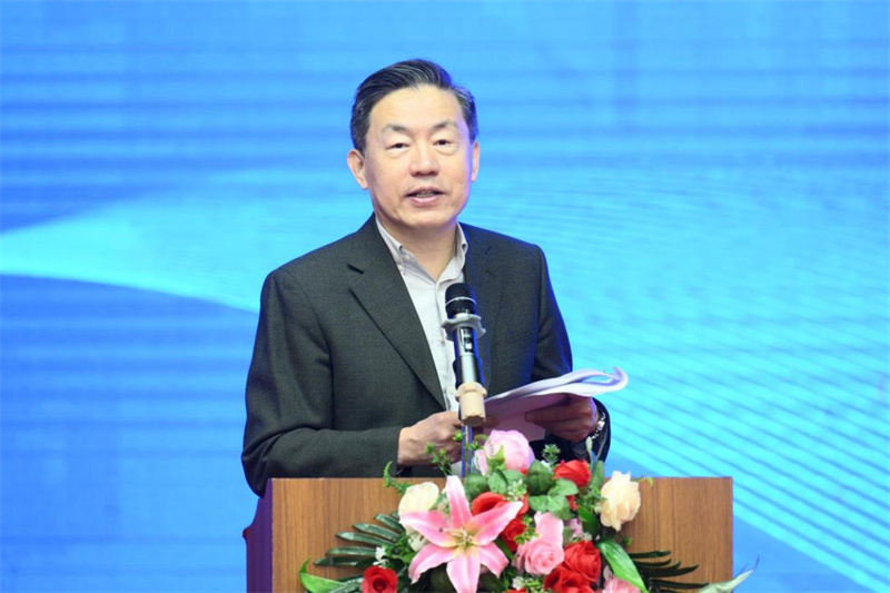 中國新聞出版研究院原副院長(cháng)、第六屆中國書(shū)刊發(fā)行業(yè)協(xié)會(huì )副理事長(cháng)、中華出版促進(jìn)會(huì )國際工委學(xué)術(shù)委員會(huì )主任委員范軍主持開(kāi)幕式.jpg