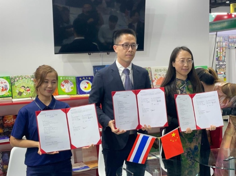 《近鏡頭：溫暖的瞬間》泰文版簽約合影。（盧雯 攝)_副本_副本.jpg