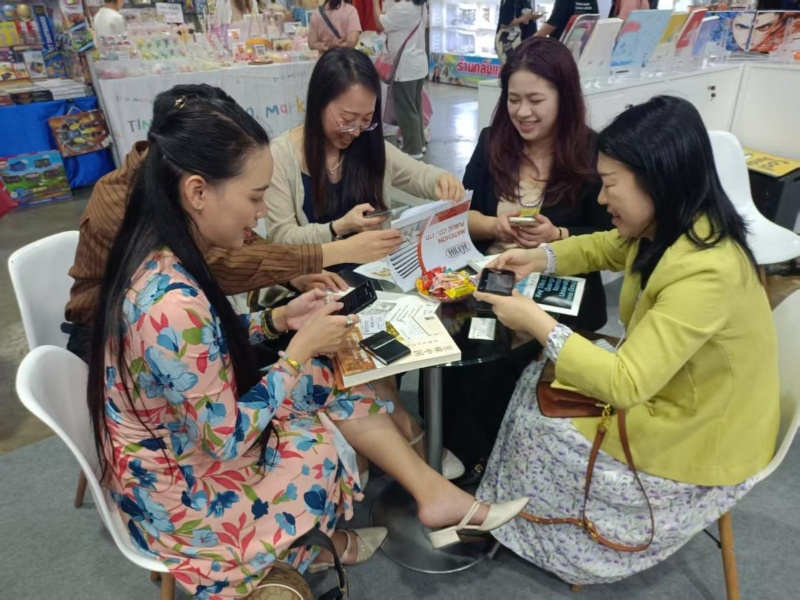 在現場(chǎng)進(jìn)行版權洽談。（馬文玉 攝）_副本.jpg