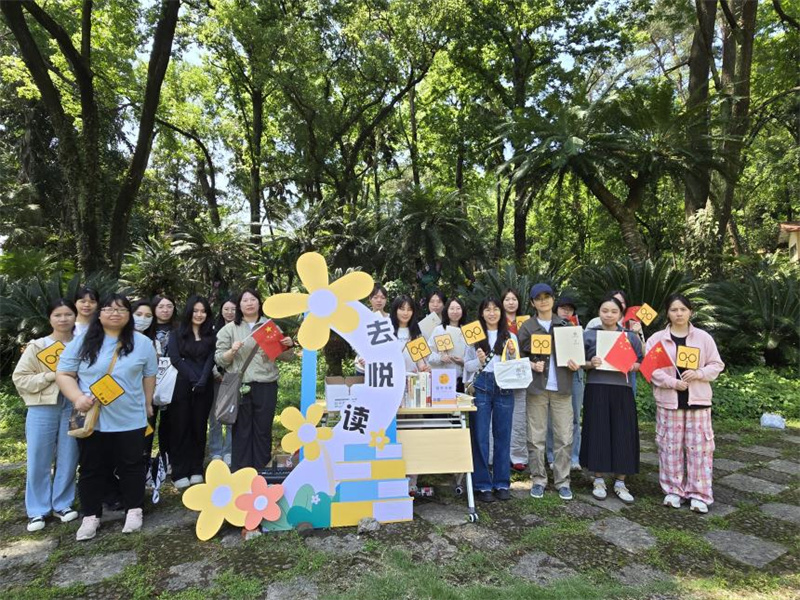 集團公司團員青年合影展示“青年書(shū)單”文創(chuàng  ).jpg