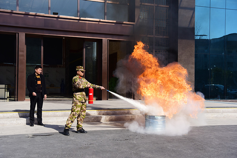 桂林市七星區消防大隊警官演示滅火器的使用方法（李顯楊攝）.JPG