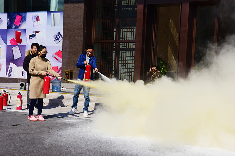 員工進(jìn)行干粉滅火器滅火演練（李顯楊攝）.JPG