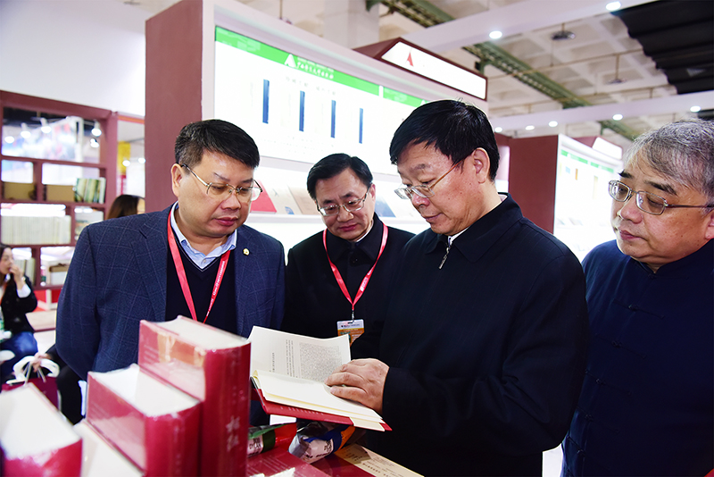 國家新聞出版廣電總局黨組成員、副局長(cháng)、國家版權局專(zhuān)職副局長(cháng)周慧琳視察集團公司展位3.JPG