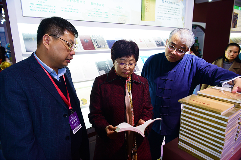 自治區政協(xié)教科文衛體委員會(huì )主任于瑮視察集團公司展位3.JPG