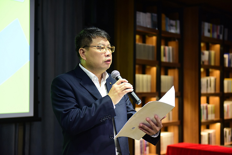 廣西師范大學(xué)出版社集團有限公司黨委書(shū)記、董事長(cháng)張藝兵致辭（李顯楊 攝）.jpg