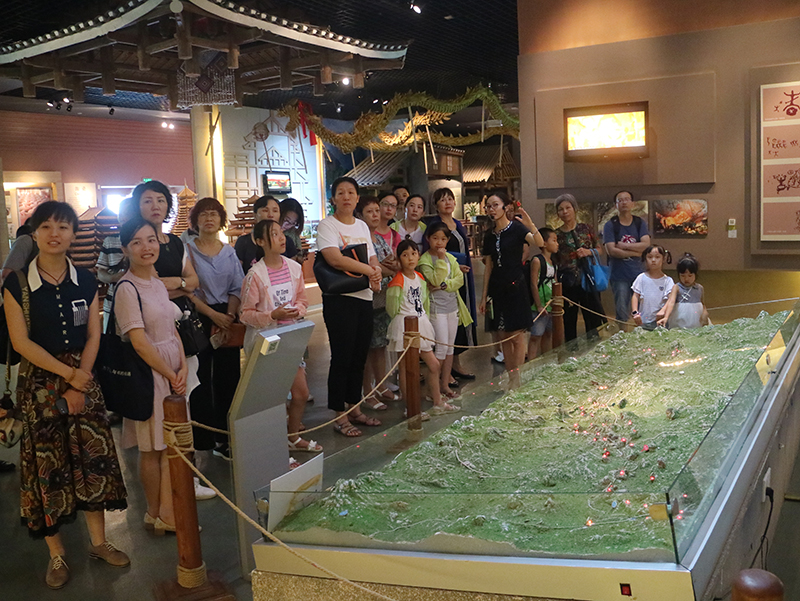 與會(huì )人員參觀(guān)廣西民族博物館.JPG