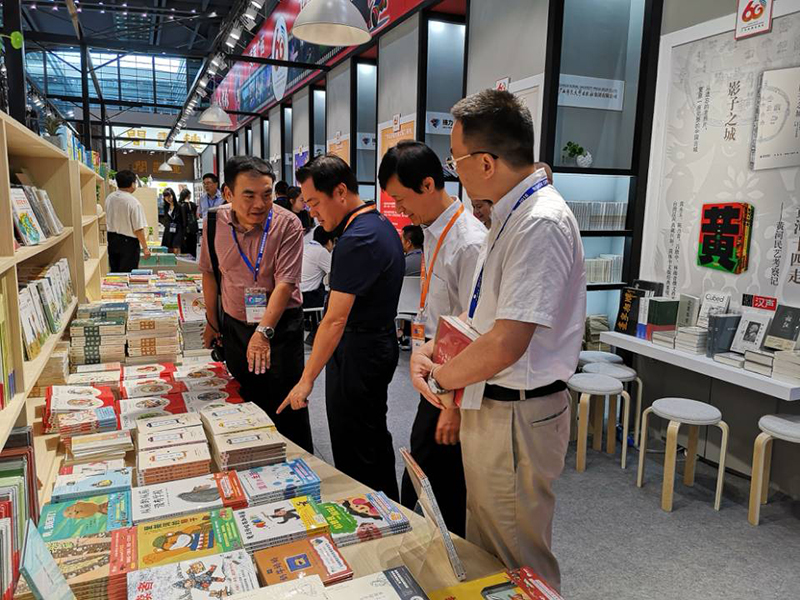 自治區政協(xié)科教文衛體委員會(huì )主任委員彭綱（左二），自治區新聞出版廣電局黨組成員、副局長(cháng)朱為范（右二）到集團公司展位視察.jpg