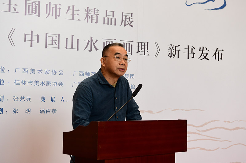 3.廣西美術(shù)家協(xié)會(huì )副主席、桂林市美術(shù)家協(xié)會(huì )主席張賢致辭（李顯楊攝）.JPG