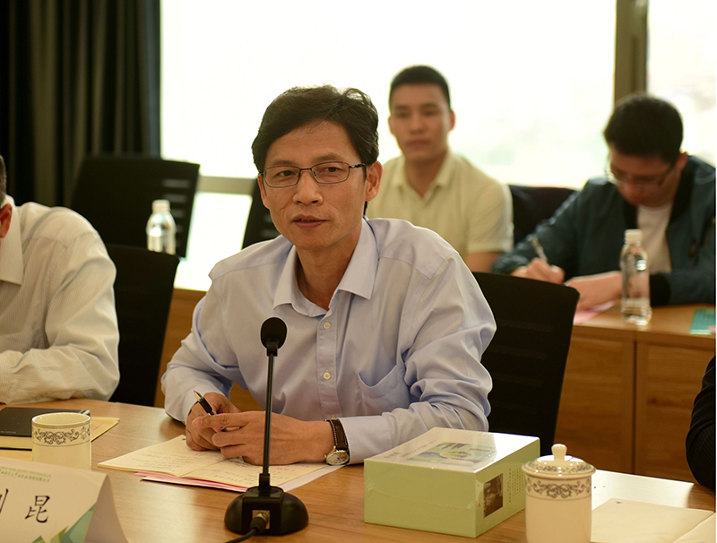 光明日報高級記者、文摘報總編輯、中國文摘報研究會(huì )會(huì )長(cháng)劉昆發(fā)言（廖茹畫(huà)攝）.jpg