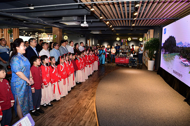 現場(chǎng)集體合唱《我和我的祖國》李顯楊 攝.jpg