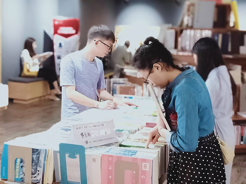 獨秀書(shū)房·育才店參會(huì )教師挑選教材.JPG