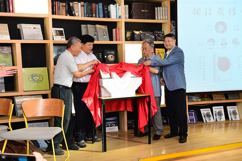 王蒙、聶震寧、鄔書(shū)林、張藝兵共同為《生死戀》新書(shū)揭幕（李顯楊 攝）.jpg