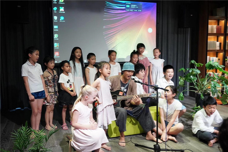 岜農與森林谷小學(xué)彈唱會(huì )及《低頭種地，抬頭唱歌》新書(shū)發(fā)布.jpg