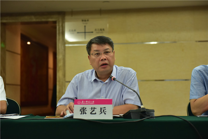 廣西師范大學(xué)出版集團有限公司黨委書(shū)記、董事長(cháng)張藝兵介紹《廣西通史》（十卷本）出版情況 （郭倩 攝）.JPG