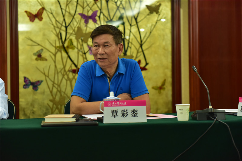 廣西壯學(xué)會(huì )會(huì )長(cháng)、廣西民族研究中心研究員覃彩鑾發(fā)言（郭倩 攝）.JPG