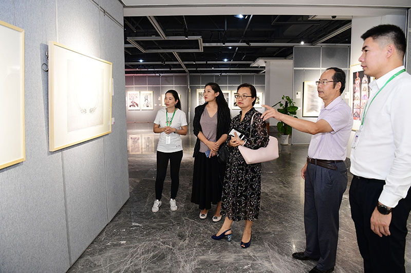 參觀(guān)美術(shù)館（李顯楊 攝）.JPG