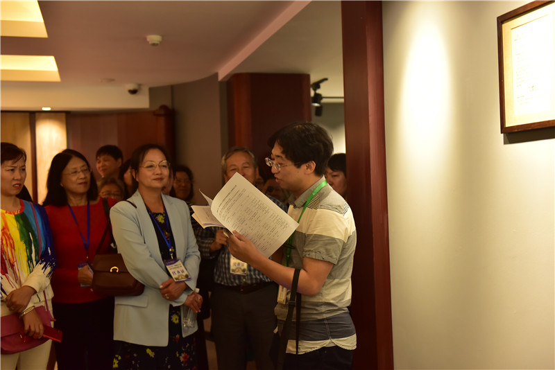 市場(chǎng)運營(yíng)與服務(wù)部主任陳子鋒為嘉賓講解 （秦念 攝） (2).JPG