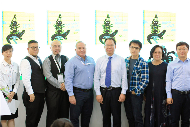 左起：黃安然（桂林魔法象文化傳播有限公司副總經(jīng)理，廣西師范大學(xué)出版社馬來(lái)西亞分社社長(cháng)）、魏運發(fā)（亞洲城市書(shū)苑中國區域業(yè)務(wù)拓展顧問(wèn)）、周和（馬來(lái)西亞亞洲智庫有限公司執行董事）、約翰·夸特羅基（美國艾伯特·惠特曼出版社總裁）、黃軒莊（廣西師范大學(xué)出版社集團黨委書(shū)記、董事長(cháng)）、楊思帆（《錯了？》作者）、劉惠貞（中國臺灣摩客網(wǎng)絡(luò )訊息科技股份有限公司董事長(cháng)）、張俊顯（廣西師范大學(xué)出版社集團董事長(cháng)助理，桂林魔法象文化傳播有限公司董事長(cháng)兼總經(jīng)理）馮彥中_攝JPG.JPG