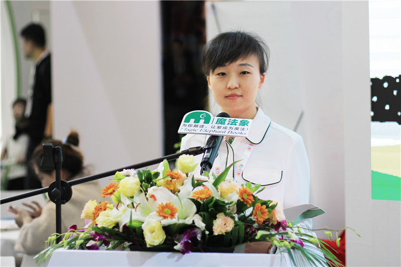 桂林魔法象文化傳播有限公司副總經(jīng)理、運營(yíng)總監，廣西師范大學(xué)出版社馬來(lái)西亞分社社長(cháng)黃安然致辭 （馮彥中 攝）.jpg