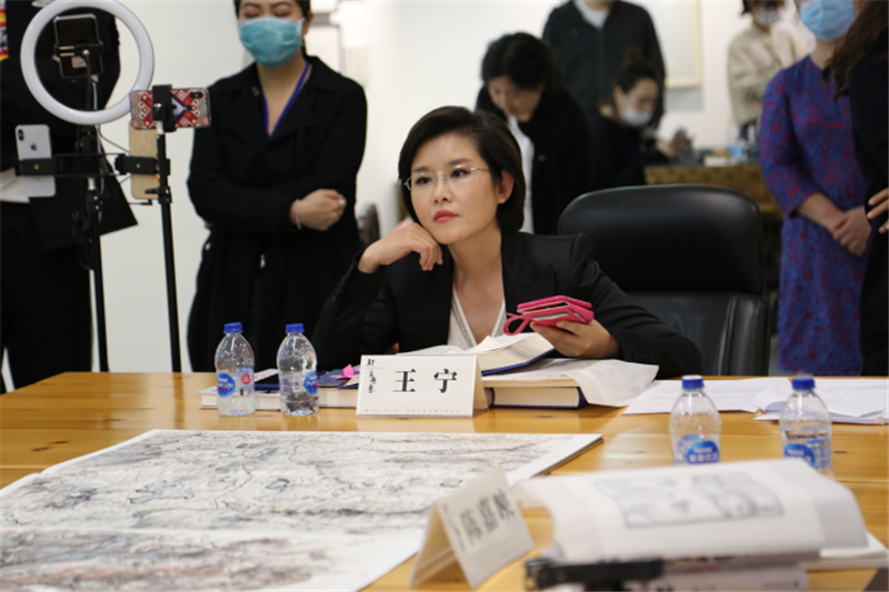 央視主持人、“鏡閱讀”計劃發(fā)起人王寧主持對談環(huán)節（虛苑供圖）.png