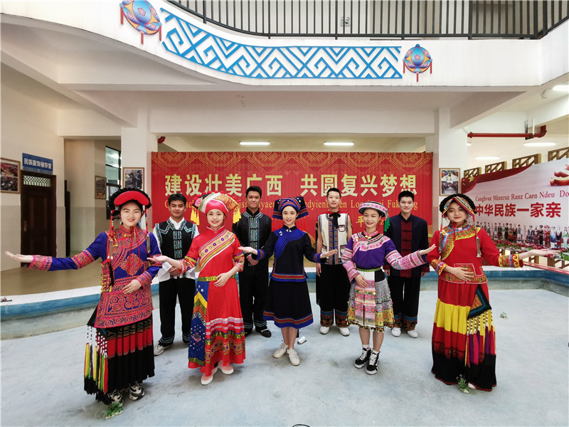 百色民族高級中學(xué)學(xué)生身穿少數民族服飾，分別用代表方言解讀詩(shī)歌《繡袈裟衣緣》（黃立情 攝）.jpg